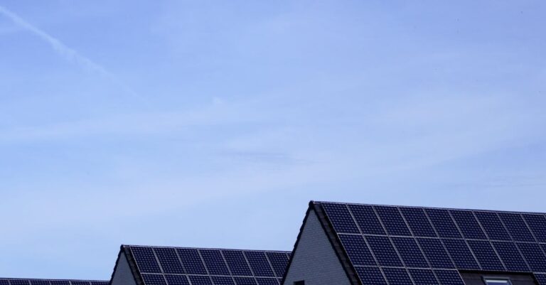 Solaranlagen auf Dächern als Symbol für GreenOps und energieeffizienten IT-Betrieb