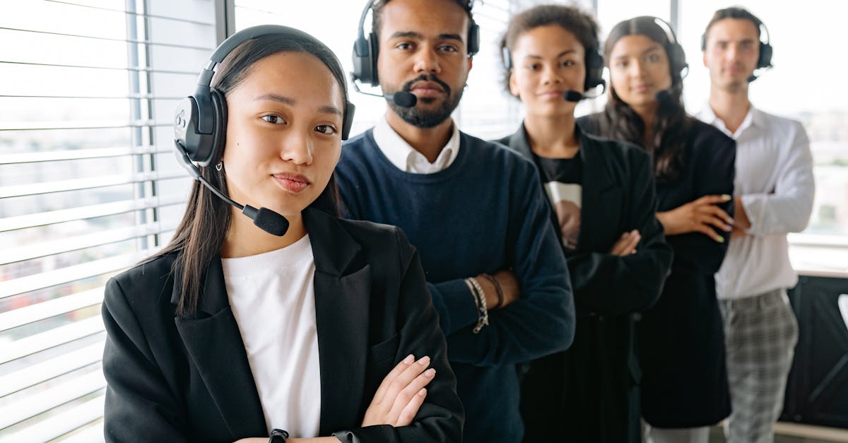 Support-Team mit Headsets im Service Desk bei der Bearbeitung und Dokumentation von Anfragen