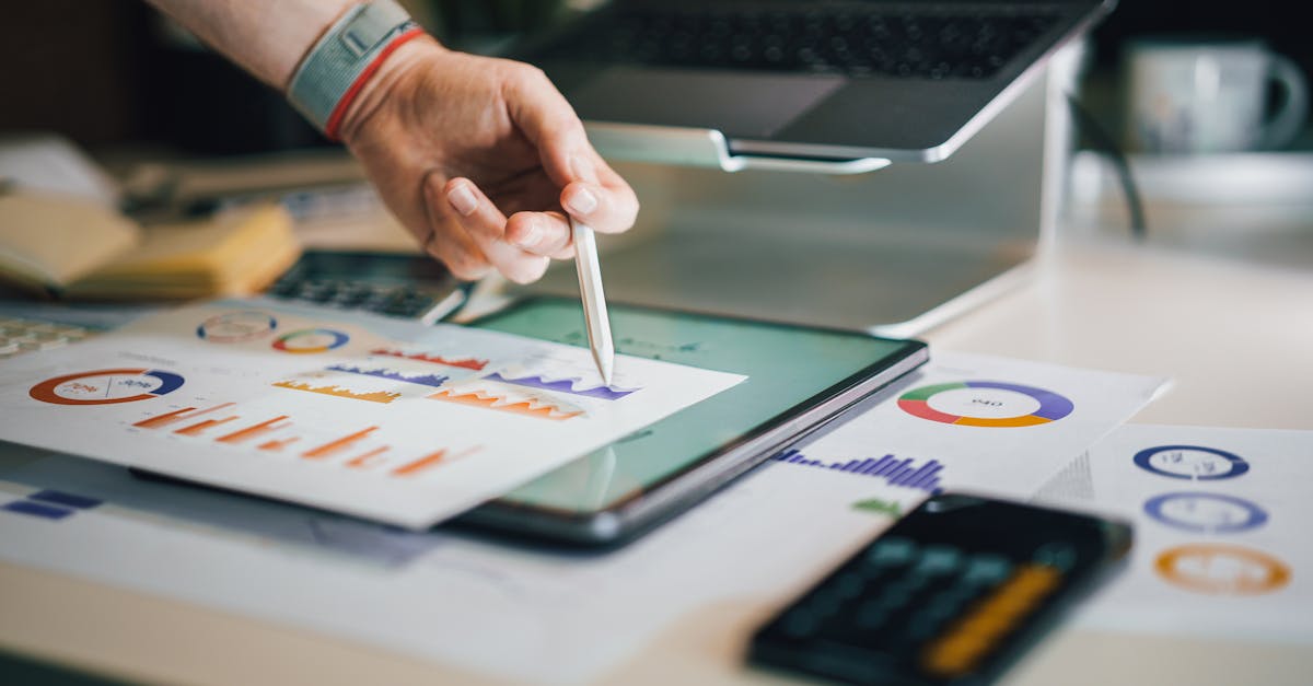 Tablet mit Finanzcharts und Kostenanalyse auf Schreibtisch