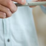 Paket mit QR-Code als Symbol für verifizierte Software-Artefakte und Nachverfolgbarkeit im CI/CD-Betrieb