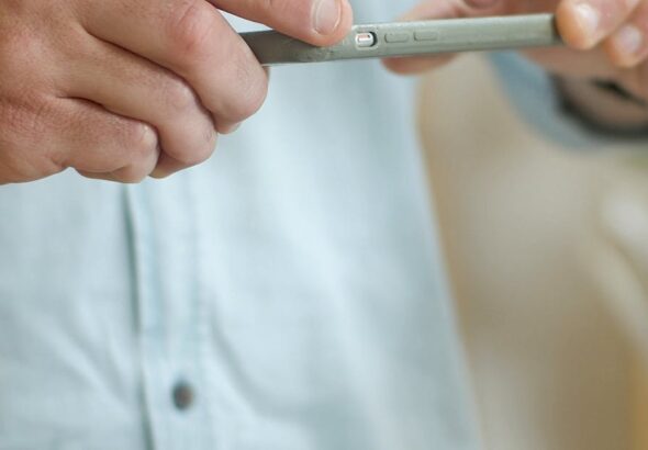 Paket mit QR-Code als Symbol für verifizierte Software-Artefakte und Nachverfolgbarkeit im CI/CD-Betrieb