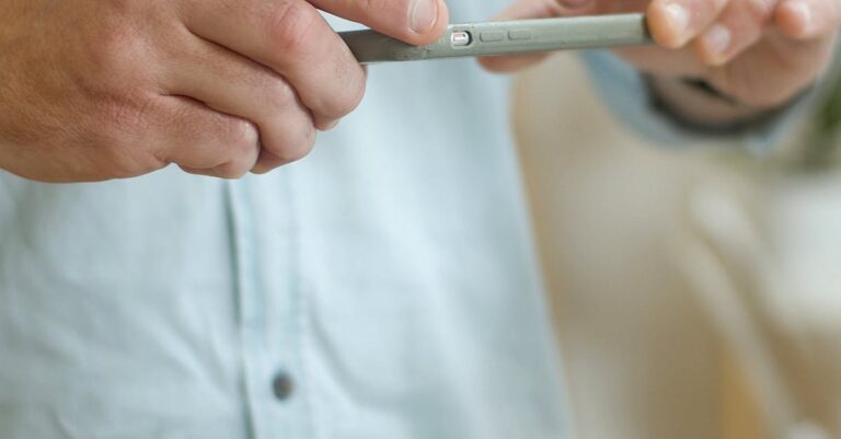 Paket mit QR-Code als Symbol für verifizierte Software-Artefakte und Nachverfolgbarkeit im CI/CD-Betrieb