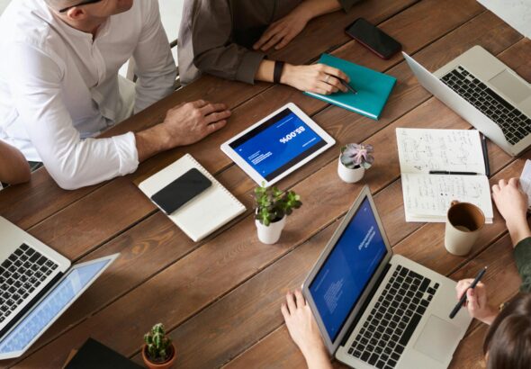 Team plant Jira-Cloud-Migration an einem Besprechungstisch