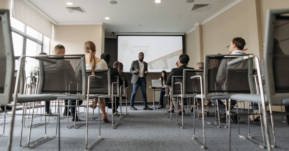 Seminar mit Präsentation als Symbolbild für ISO IEC 42001 Zertifizierung und AI Governance