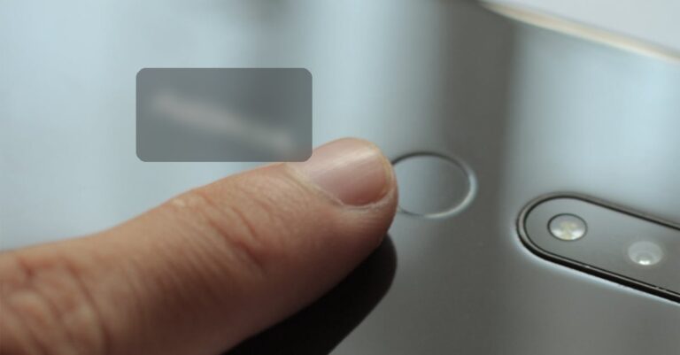 Finger berührt Fingerabdrucksensor auf Smartphone als Motiv für passwortlose Authentifizierung und Passkeys