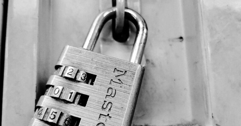 Nahaufnahme eines Zahlenschlosses als Symbol für Kryptografie und sichere Zugänge