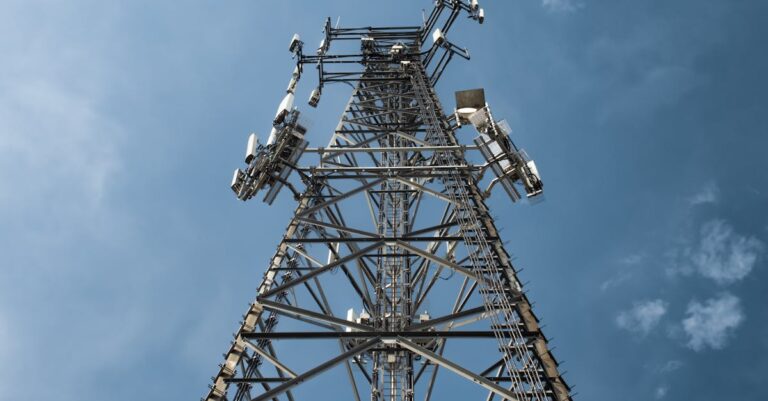 Mobilfunk- und Netzwerkturm als Symbol für Internet-Routing und Netzwerkinfrastruktur