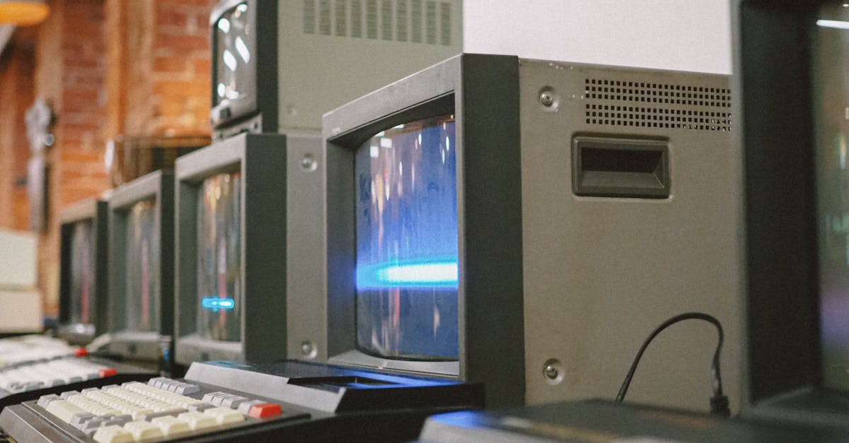 Alte Desktop-Computer als Symbol für Windows-10-Restbestände nach dem Supportende