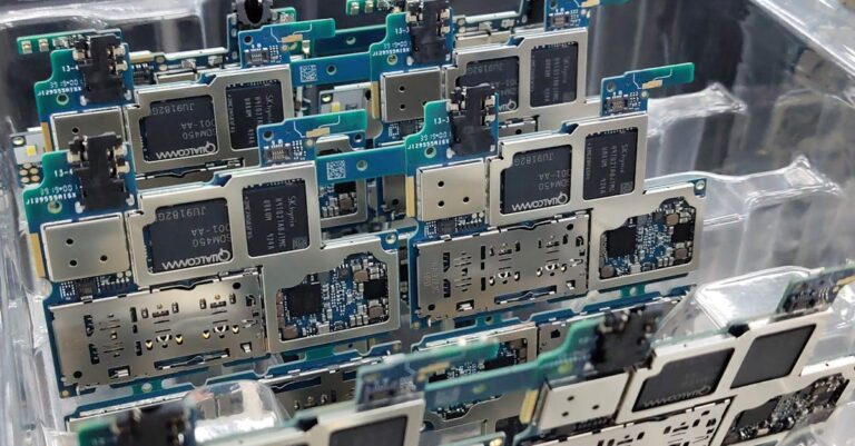 Smartphone-Motherboards in einer Kiste als Motiv für Software-Lieferkette und SBOM