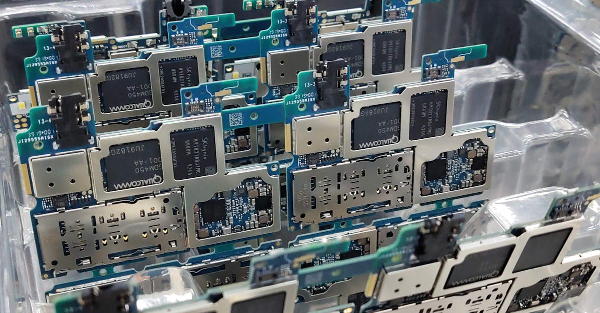 Smartphone-Motherboards in einer Kiste als Motiv für Software-Lieferkette und SBOM