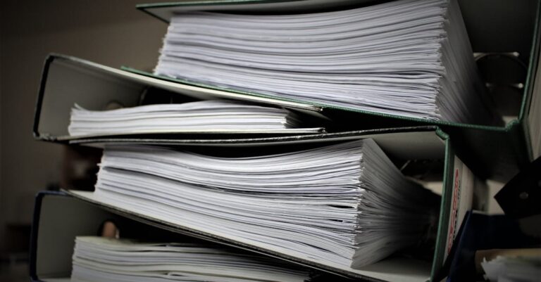 Organisierte Aktenordner als Symbol für Scope, Rollen und Nachweise in der FitSM-Organisationszertifizierung