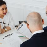 Besprechung zu Verträgen und Zuständigkeiten als Symbol für NIS2, Lieferantensteuerung und Meldewege