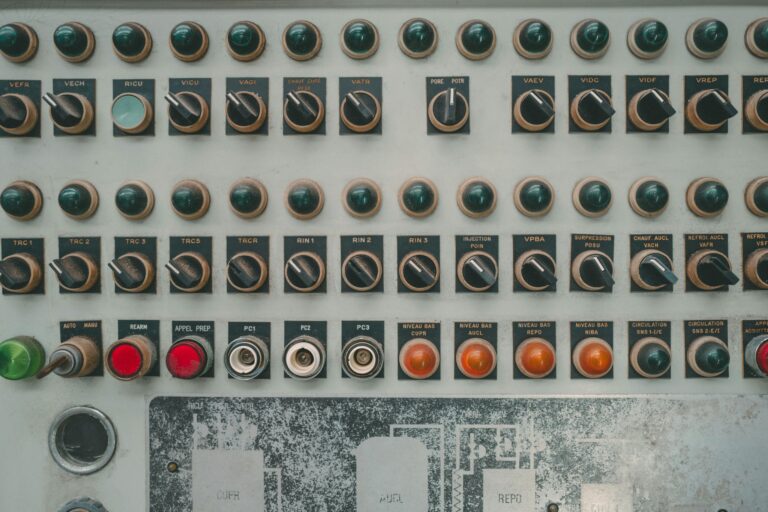 Historisches Bedienfeld mit Schaltern und Tastern als Symbol fuer Kill Switches, Rollout-Steuerung und Feature-Flag-Kontrolle im Betrieb