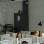 Support-Team mit Headsets und Monitoren als Sinnbild für Incident-Triage und Alert-Handling