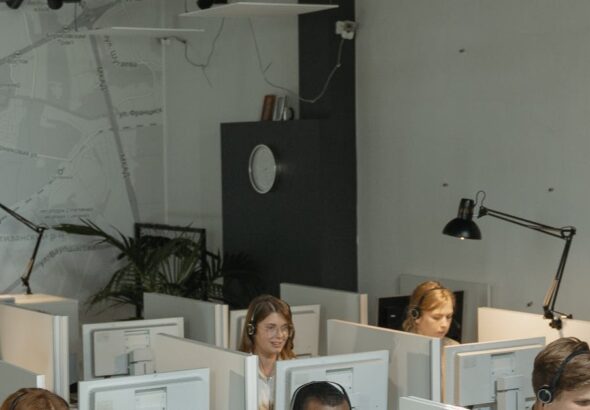 Support-Team mit Headsets und Monitoren als Sinnbild für Incident-Triage und Alert-Handling