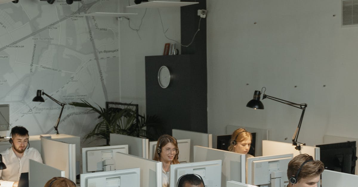 Support-Team mit Headsets und Monitoren als Sinnbild für Incident-Triage und Alert-Handling