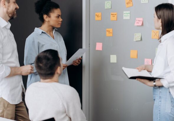 Team diskutiert DORA-Register und Verantwortlichkeiten an einer Planungswand mit Haftnotizen