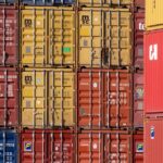 Gestapelte Schiffscontainer als Motiv für kontrollierte Software-Lieferketten und Build-Nachweise