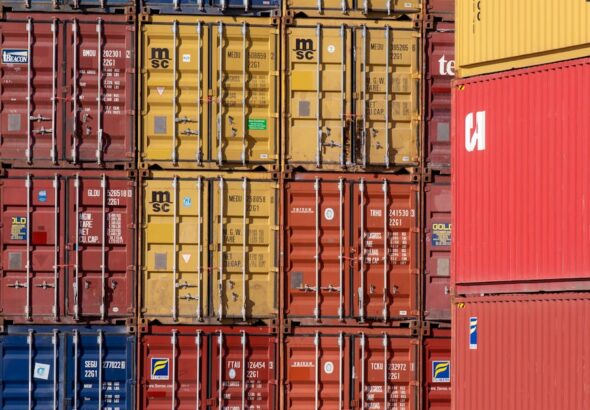 Gestapelte Schiffscontainer als Motiv für kontrollierte Software-Lieferketten und Build-Nachweise