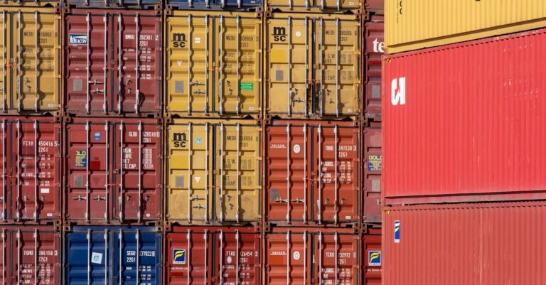 Gestapelte Schiffscontainer als Motiv für kontrollierte Software-Lieferketten und Build-Nachweise