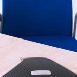 Konferenztelefon auf Schreibtisch als Motiv für Krisenkommunikation und Incident-Übungen