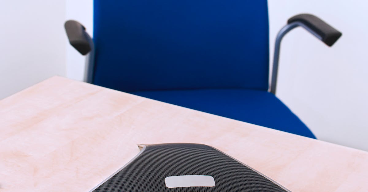 Konferenztelefon auf Schreibtisch als Motiv für Krisenkommunikation und Incident-Übungen