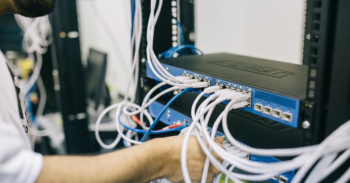Techniker arbeitet an Netzwerkverkabelung in einem Serverraum