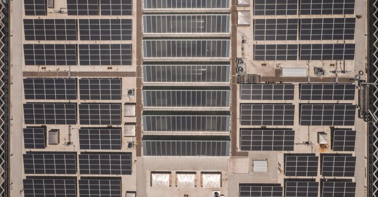 Solaranlagen auf einem Dach als Symbol für GreenOps, Cloud-Effizienz und nachhaltigen IT-Betrieb