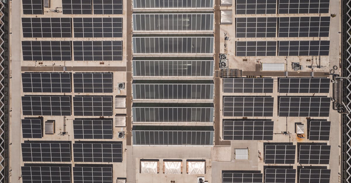 Solaranlagen auf einem Dach als Symbol für GreenOps, Cloud-Effizienz und nachhaltigen IT-Betrieb