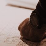 Hand auf Bauplan als Sinnbild für COBIT-Governance-Design
