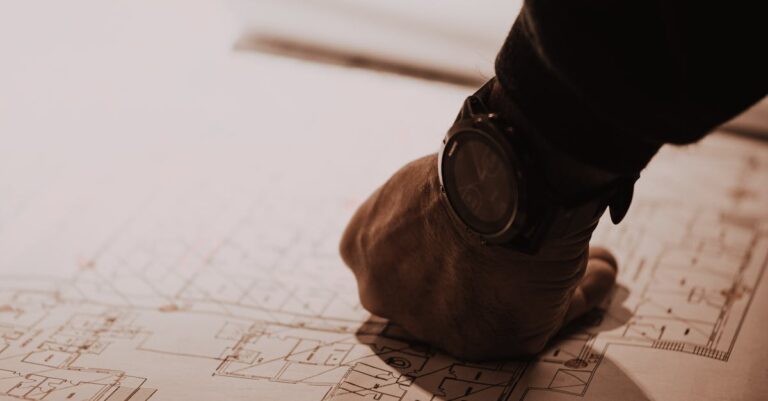 Hand auf Bauplan als Sinnbild für COBIT-Governance-Design