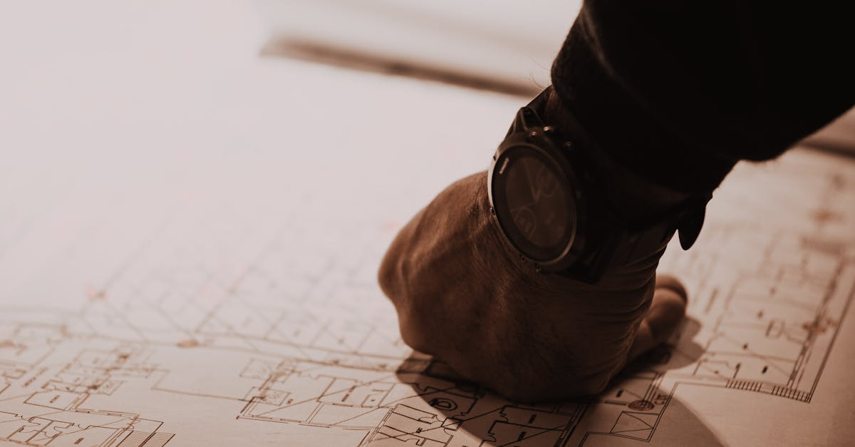 Hand auf Bauplan als Sinnbild für COBIT-Governance-Design