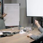 Präsentation in einem Meeting als Symbol für Governance-Entscheidungen und COBIT-Umsetzung
