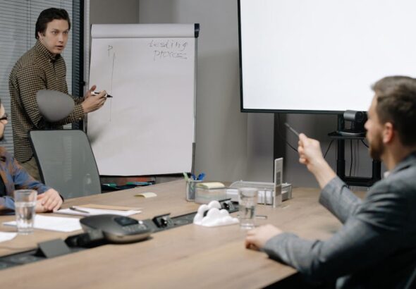 Präsentation in einem Meeting als Symbol für Governance-Entscheidungen und COBIT-Umsetzung