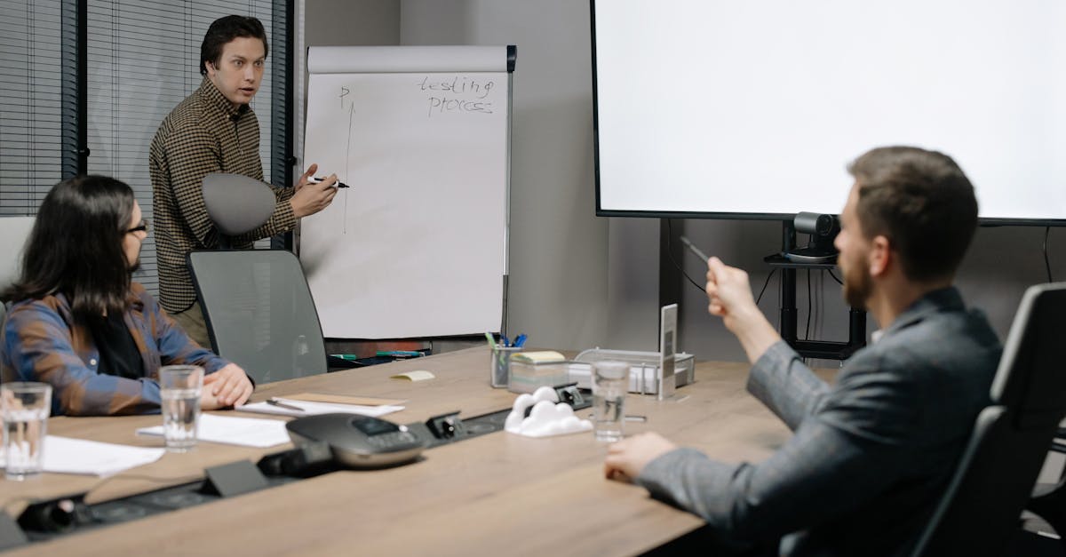 Präsentation in einem Meeting als Symbol für Governance-Entscheidungen und COBIT-Umsetzung