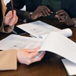Dokumentenprüfung und operative Freigabe im Teammeeting als Sinnbild für Ticket-Governance bei Coding-Agenten
