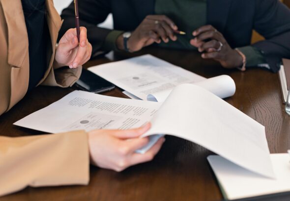 Dokumentenprüfung und operative Freigabe im Teammeeting als Sinnbild für Ticket-Governance bei Coding-Agenten
