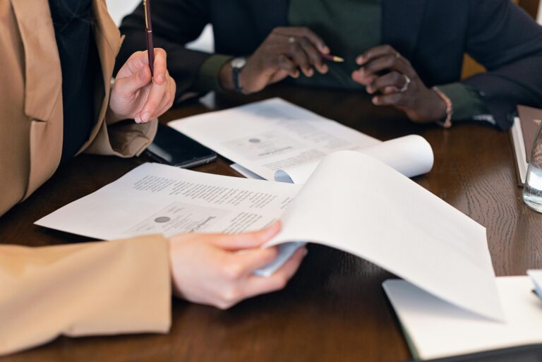 Dokumentenprüfung und operative Freigabe im Teammeeting als Sinnbild für Ticket-Governance bei Coding-Agenten