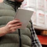 Mitarbeiter prüft Bestände per Tablet als Symbol für Produktinventar und Lieferantensteuerung