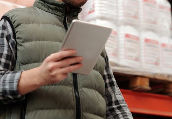 Mitarbeiter prüft Bestände per Tablet als Symbol für Produktinventar und Lieferantensteuerung