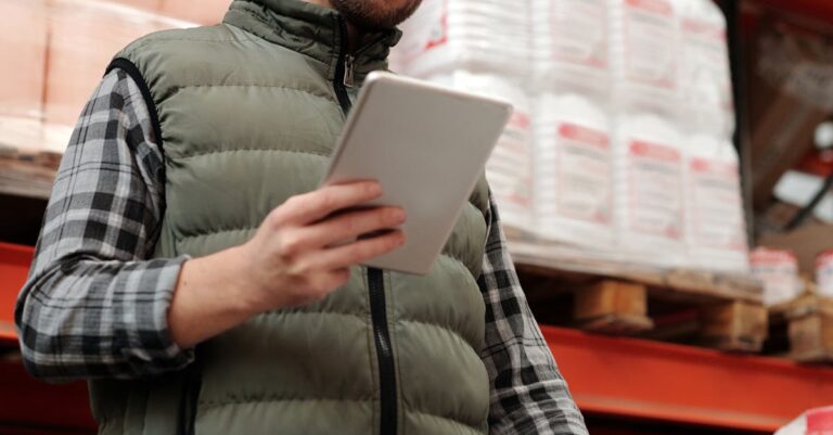 Mitarbeiter prüft Bestände per Tablet als Symbol für Produktinventar und Lieferantensteuerung