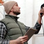 Mitarbeiter scannt Produkte im Lager als Bild für Dependency-Inventar und Schwachstellenmanagement