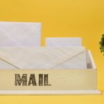 Briefe im Postsortierer als Motiv für Absenderdomänen und Mail-Governance