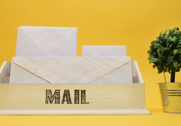 Briefe im Postsortierer als Motiv für Absenderdomänen und Mail-Governance