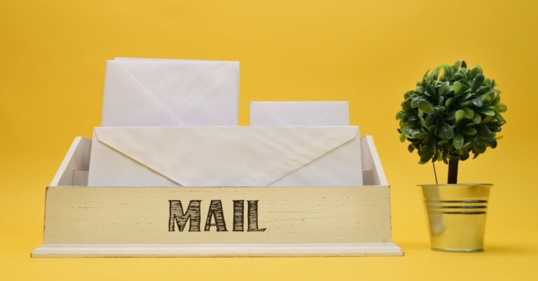 Briefe im Postsortierer als Motiv für Absenderdomänen und Mail-Governance