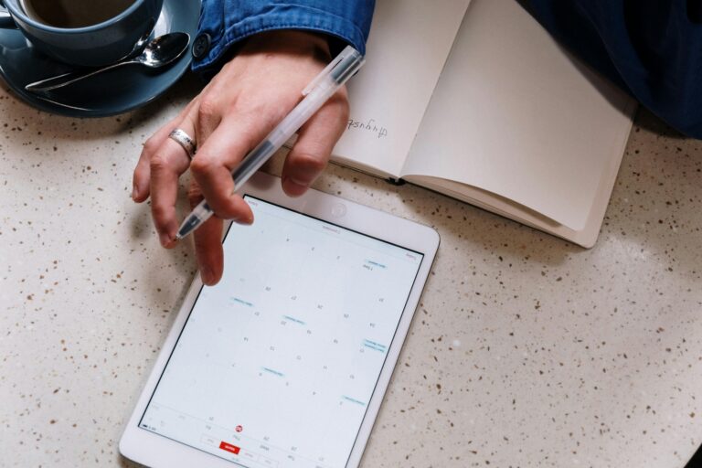 Tablet, Notizbuch und Stift als Motiv für Serviceportal- und Request-Management