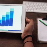 Tablet mit Balkendiagramm auf einem Schreibtisch als Symbol für FinOps-Kennzahlen im IT-Management