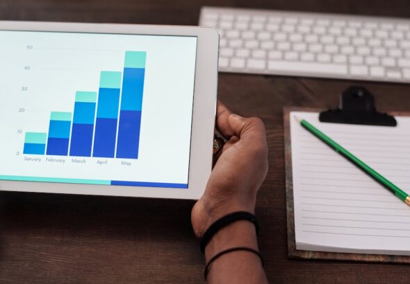 Tablet mit Balkendiagramm auf einem Schreibtisch als Symbol für FinOps-Kennzahlen im IT-Management