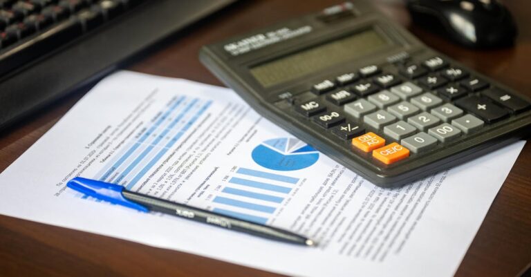 Finanzanalyse mit Taschenrechner und Kostenbericht als Symbol für FinOps und Cloud-Kostensteuerung