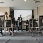 Seminar mit Präsentation als Symbolbild für FitSM, Service Management und praxisnahen ITSM-Einstieg in kleineren Organisationen